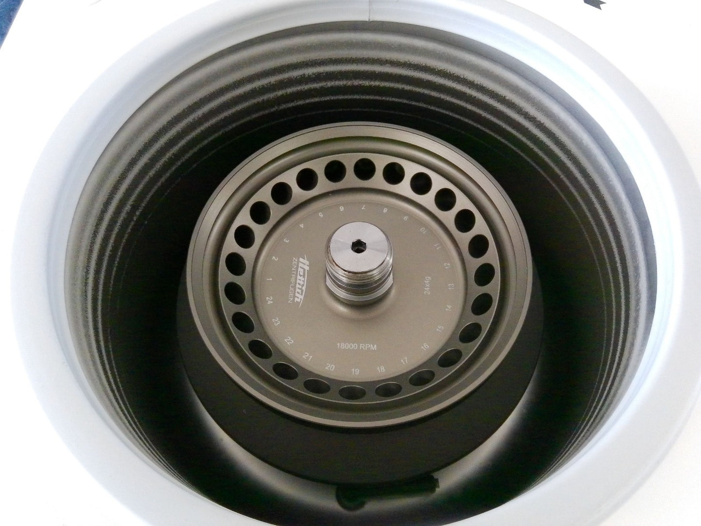 Hettich Mikro 220R 2205-01 Refrigerated Micro Centrifuge w/ 24x4g Rotor 1195-L (2010)