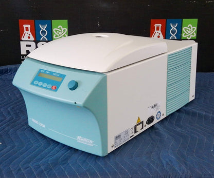 Hettich Mikro 220R 2205-01 Refrigerated Micro Centrifuge w/ 24x4g Rotor 1195-L (2010)