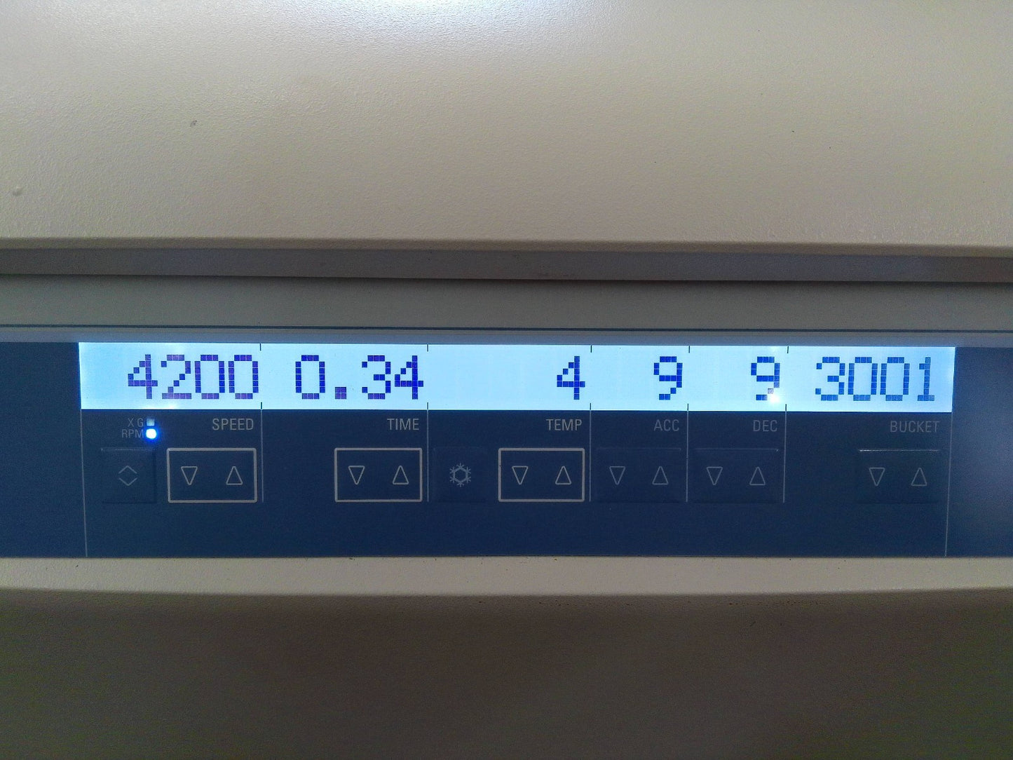 Thermo Sorvall ST 40R Refrigerated Benchtop Centrifuge w/Rotor, Buckets, Inserts