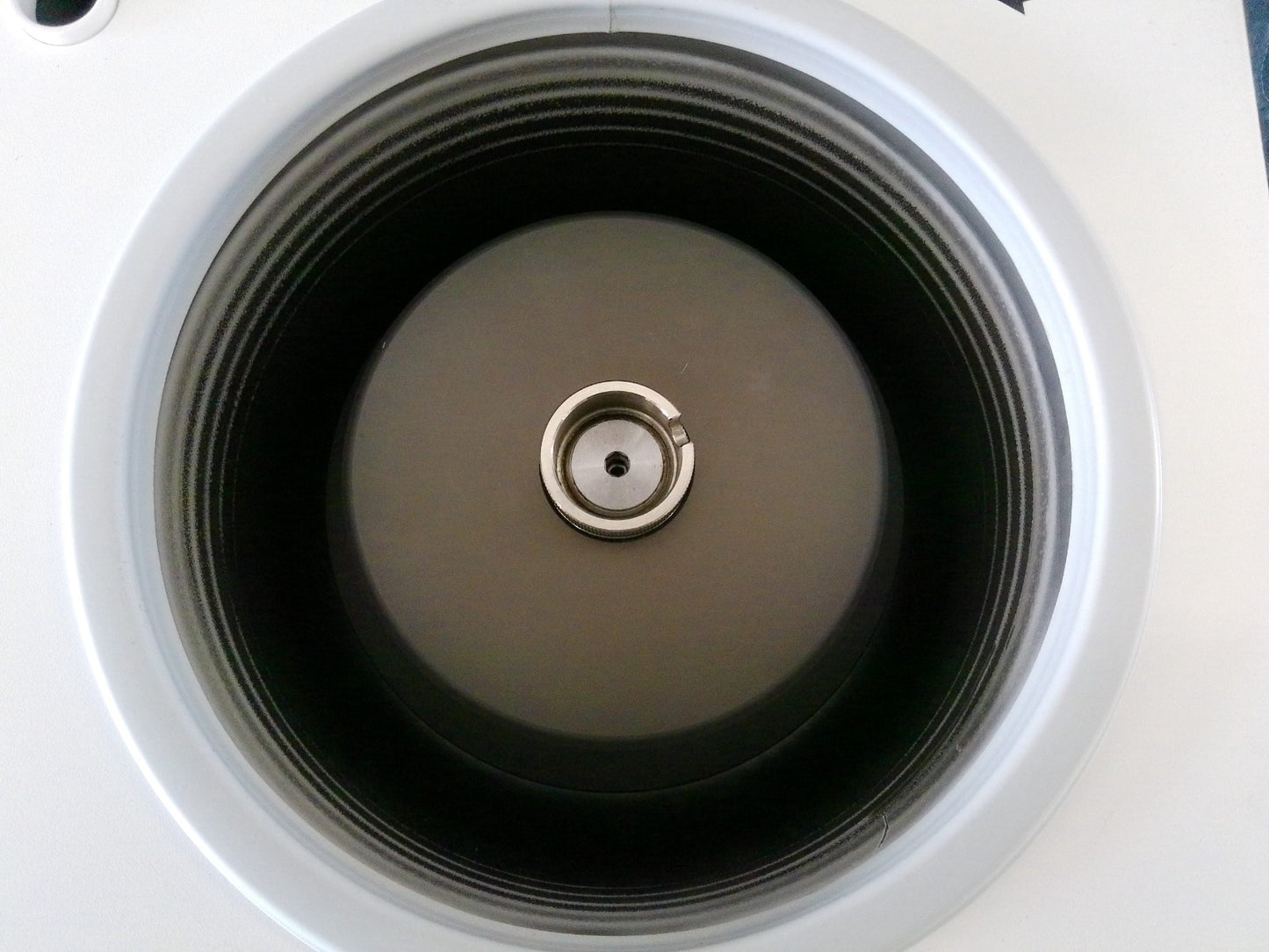 Hettich Mikro 220R 2205-01 Refrigerated Micro Centrifuge w/ 24x4g Rotor 1195-L (2010)