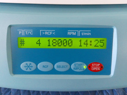 Hettich Mikro 220R 2205-01 Refrigerated Micro Centrifuge w/ 24x4g Rotor 1195-L (2010)