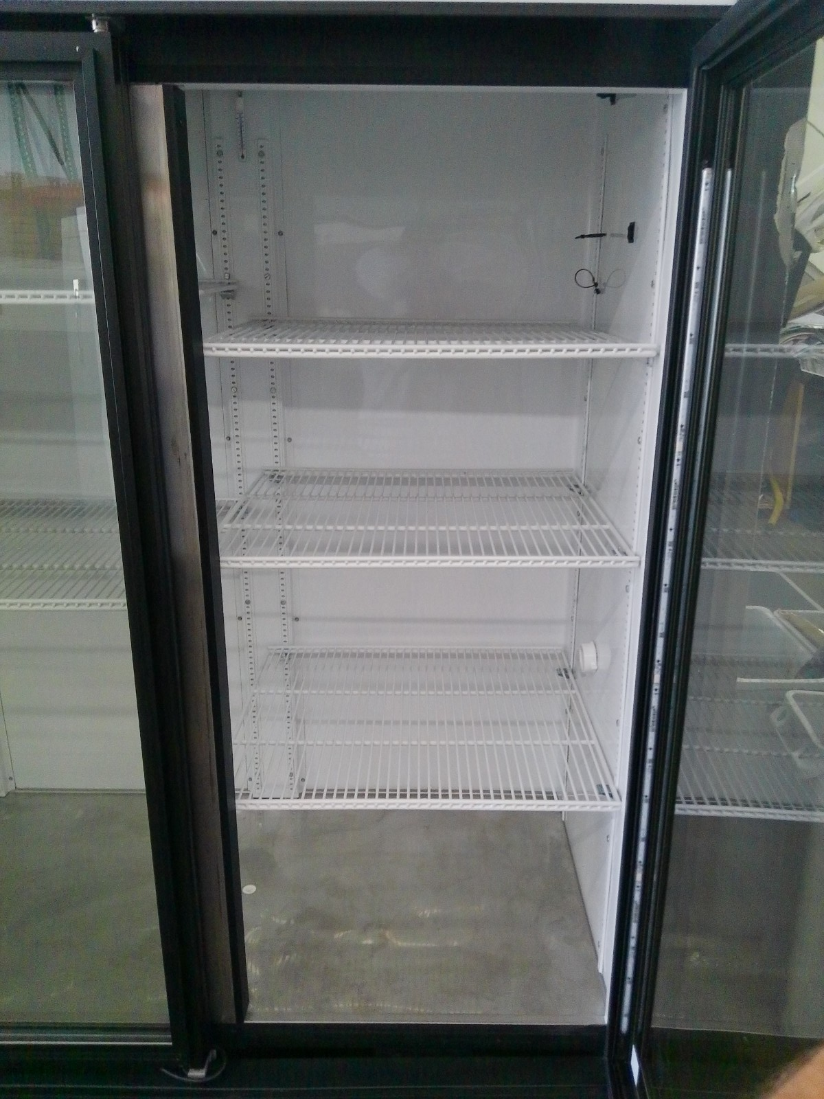True GDM-72-LD Commercial 3 Door +4C Refrigerator (NO CASTERS) 72cf