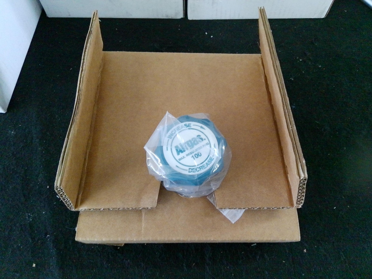 Airgas Y11-241D Gas Regulator Max Inlet 1200PSI, Guage 0-200PSI (Lot of 4)