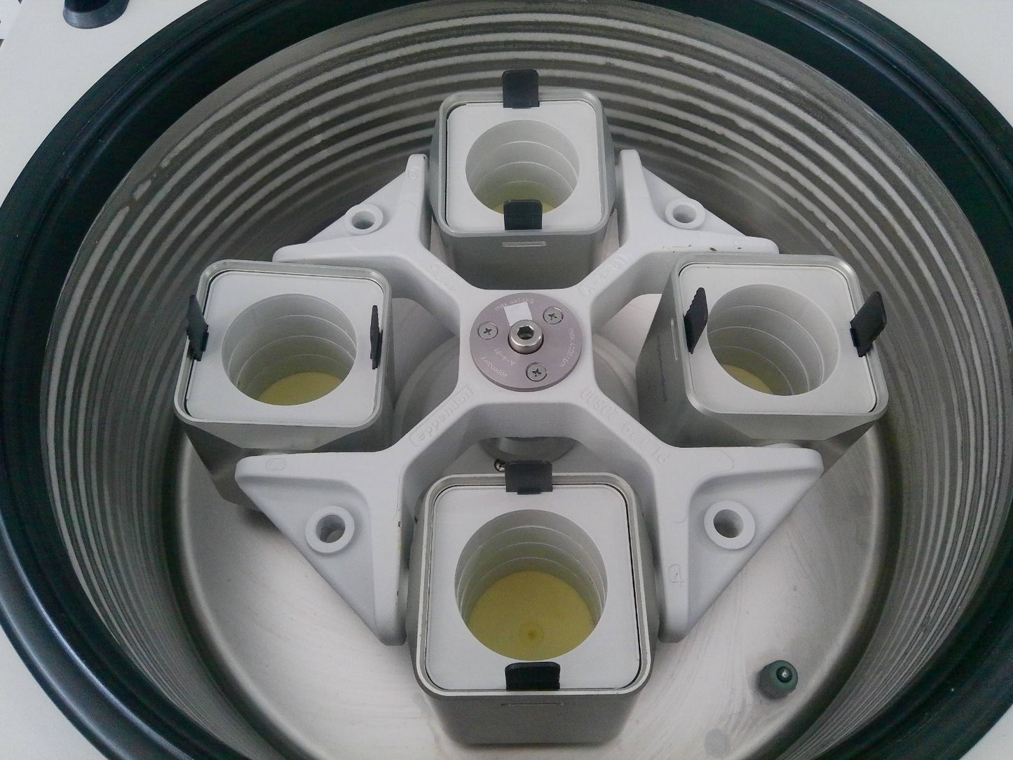 Eppendorf 5810R Refrigerated Centrifuge w/Rotor (A-4-81) & Buckets