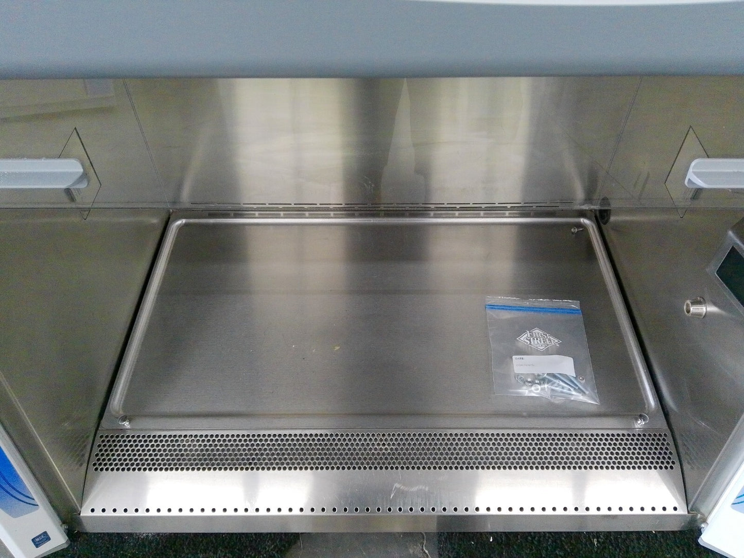 Labconco 3ft Logic+ A2 Biosafety/Biological Safety Cabinet w/UV & Stand+Warranty